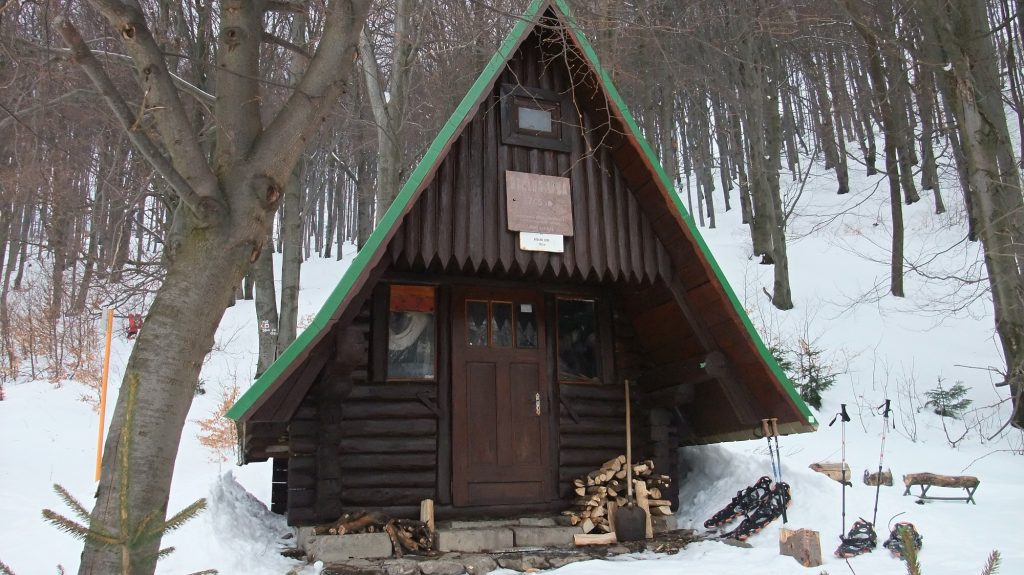 Útulňa Izba nad obcou Kálnica - zdroj turistika.cz