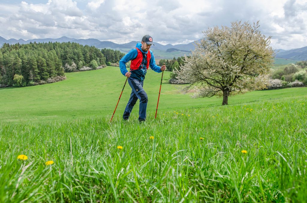 Recenzia: Turistické nohavice Fjällräven Keb Agile Trousers M - Rozkvytnutá čerešňa