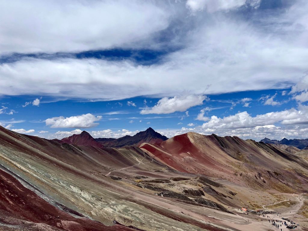 Dúhová hora v Peru láka desiatky turistov. 