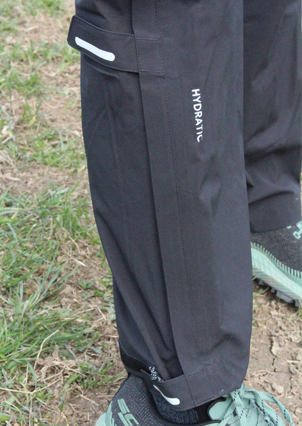 Sťahovanie pod kolenom a na spodku nohavíc na suchý zips
