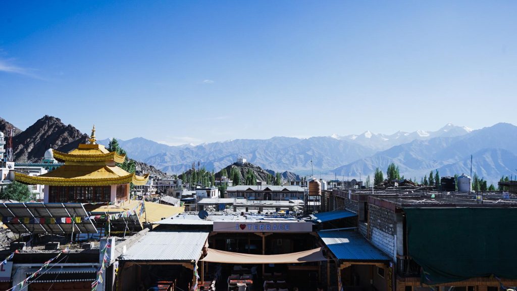 Pohľad na Himaláje v meste Leh na severe Indie. 